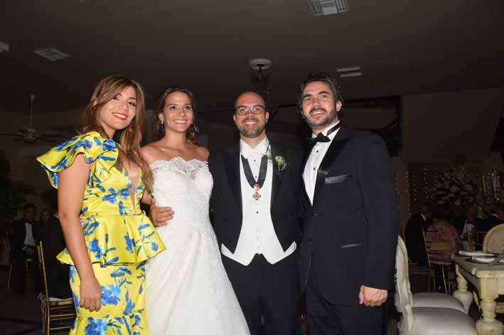 Momentos en el que Ángela Daza caminada del brazo de su padre Julio Daza Daza hacia el altar.