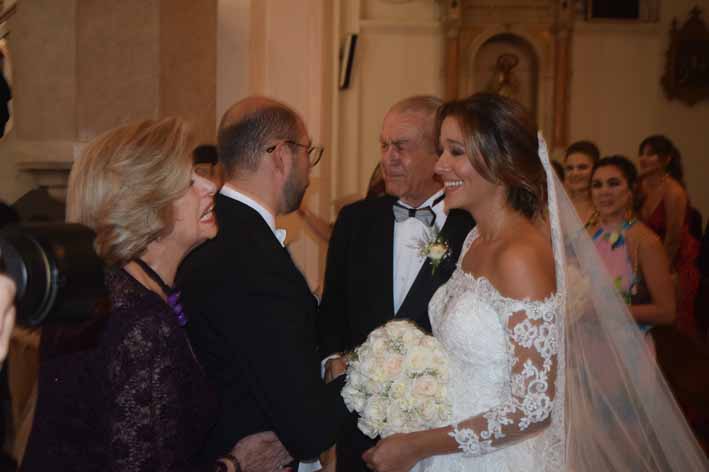 Instante en el que se hace entrega formal de los hijos por parte del padre la novia Julio Daza y la mamá del novio Eugenia Cajiao,