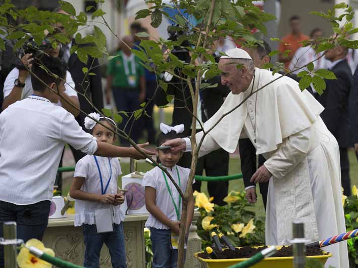 El Obispo de Roma sembró un árbol en el Parque Los Fundadores.