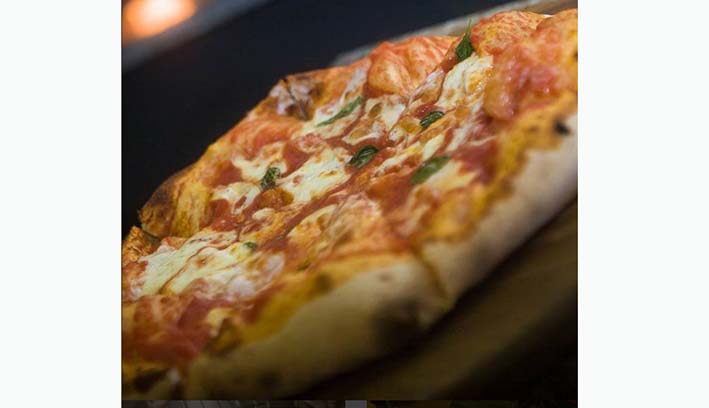 La pizza elegida por la reina de entre las tres fue aquella que por sus ingredientes le recordaba la bandera de Italia: verde (hojas de albahaca), blanco (queso mozzarella) y rojo (tomates). En honor de la reina, a esta pizza se la denominó «pizza Margherita».