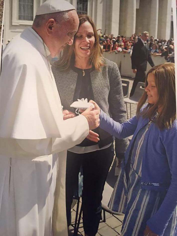 Cristina Dangond en su encuentro con el Papa, en el cual le hizo entrega de un presente. 