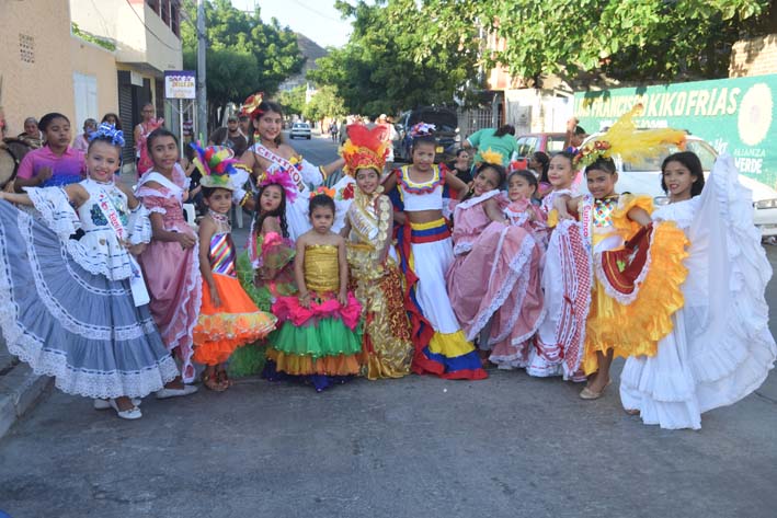 Las sirenitas del Carnaval Infantil amenizaron con su baile la transmisión de EL INFORMADOR. 