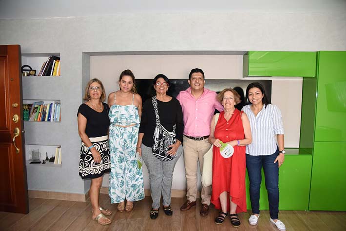 Pablo Vera Salazar, rector de la Institución, acompañado por la guionista y directora de cine Camila Lobo Guerrero; Laura Morales Guerreros, directora del Programa Académico de Cine y Audiovisuales; Sorany Marín Trejos, profesión al en Cine y Audiovisuales;  Elvia Mejía, delegada de Presidencia ante el Consejo Superior y Ana Lucia Muñoz, profesional del Banco Interamericano de Desarrollo. 