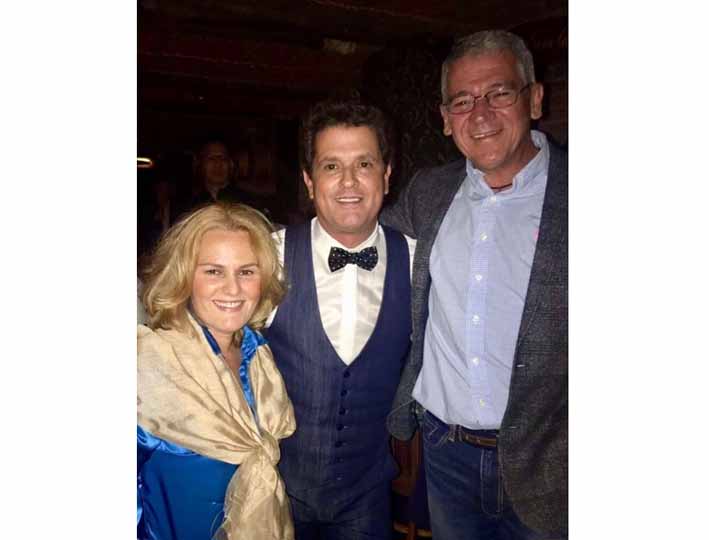 Luz María Cotes Vives y su pareja acompañados de Carlos Vives.