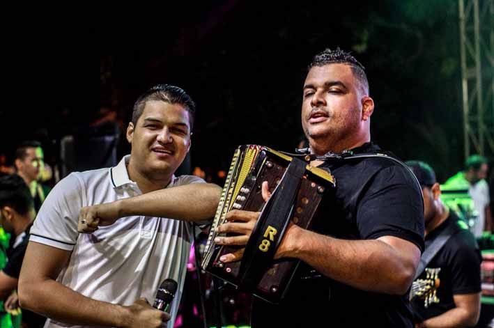 La unión Elder Dayán Díaz y Rolando Ochoa siguen dando pasos contundentes en su carrera musical. El posicionamiento de su álbum se mantiene fuerte y su objetivo musical “La Vainita” sigue ahí, en el primer lugar de importantes estaciones radiales del país.  El acople musical, la armonía y la buena relación entre cada miembro de la organización, los ha convertido en una unión sólida que día tras día logra entrar en el corazón de muchas más personas, dejando claro que Elder y Rolando siguen Más firmes que nunca.  El pasado 11 de mayo Elder, Rolando y sus seguidores celebraron 365 días de unión musical, 1 año lleno de muchas oportunidades y de, manifestando en sus publicaciones que habrá música de estas dos dinastías por mucho rato. Muy pronto llegara el Videoclip “La Vainita” para seguir alegrando a los afectuosos de este movimiento musical.
