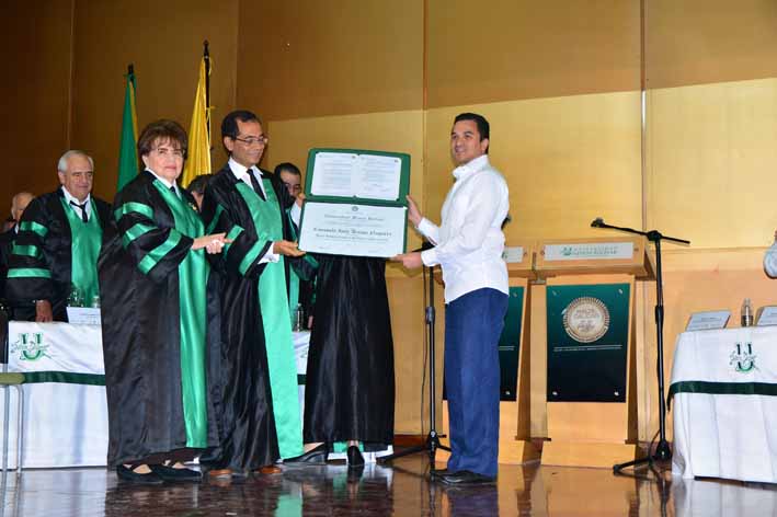 Se rindió homenaje a la memoria de la exministra de Cultura oriunda del departamento del Cesar, Consuelo Araujo Noguera “La Cacica”, con la entrega del título póstumo Honoris Causa en Sociedad y Cultura Caribe, el cual recibió su hijo Andrés Molina Araujo.
