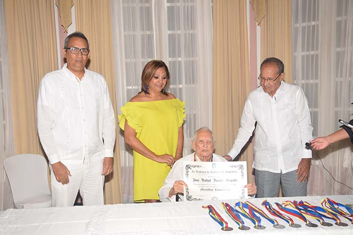 José Rafael Dávila recibió de manos de Arturo Bermúdez el reconocimiento por su aporte a la conservación de la historia de Santa Marta, junto a él, Álvaro Ospino Valiente y Mercedes Dávila.