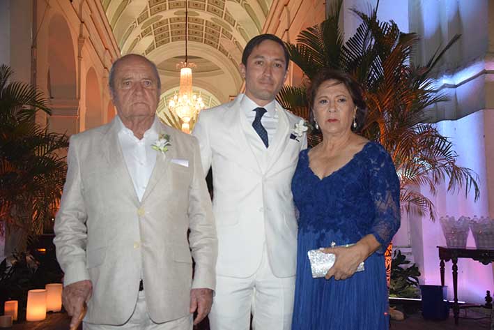 Rosa Paulina Dávila de Espinoza, Carmen Abondano de Dávila y Sergio Espinoza.