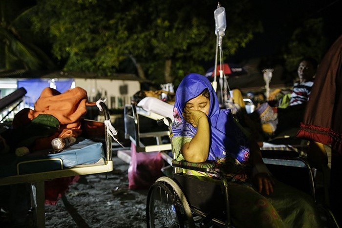 Una superviviente herida tras el terremoto y el inesperado tsunami que golpearon ayer la isla de Célebes y provocaron una gran destrucción de edificios e infraestructuras. Foto: EFE.