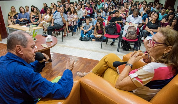 El espacio académico, estuvo presidido por director, y guionista Jorge Alí Triana y moderado por la actriz de teatro y docente Judith Ballesteros López.