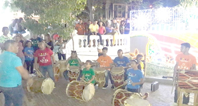 Grupo de músicos de ‘Tambores por la Paz’ en el parque de los Novios.