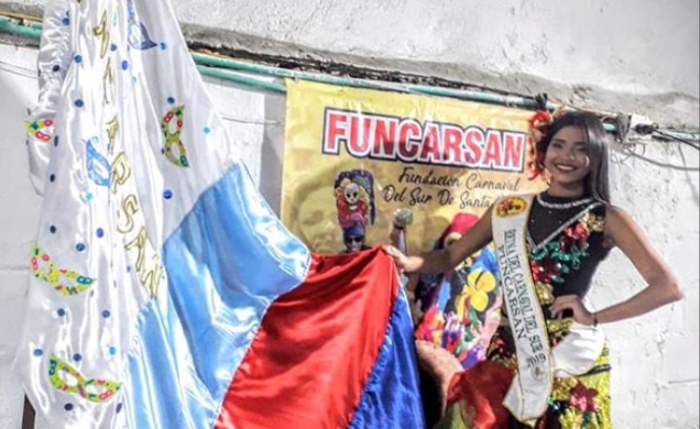 La reina Central del Carnaval del Sur, Karen Lavalle, izando las banderas.