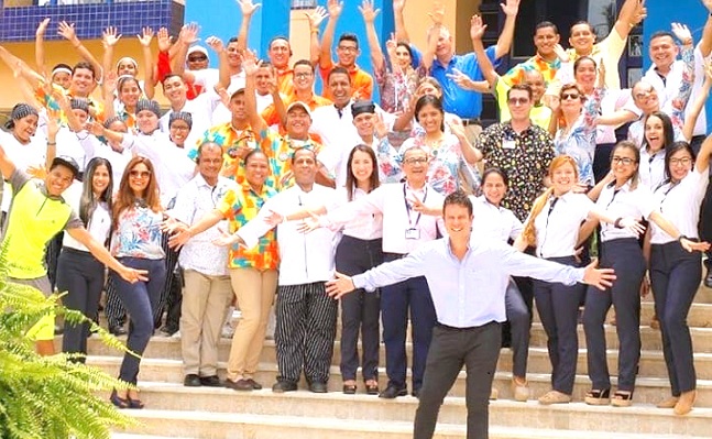 Daniel Cabrales, director del Hotel Zuana, y parte de su equipo de trabajo.