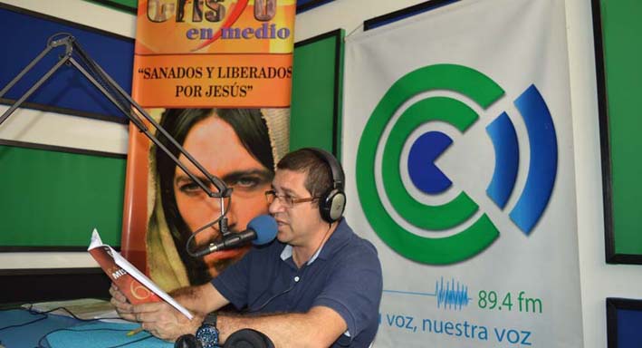 El padre ‘Chucho` es el director y fundador de la emisora Voces Estéreo. 