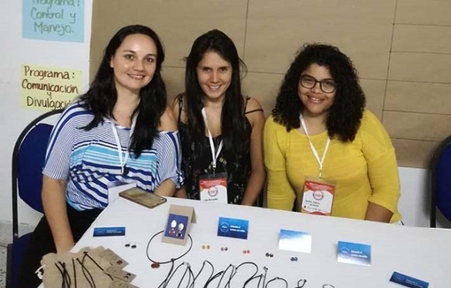 Las biólogas marinas Luz Helena Rodríguez, Leidy Hernández y Nireth Sierra, creadoras de artesanías a partir de las espinas del pez León.
