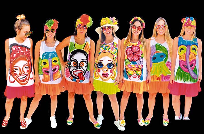 Vestidos con diferentes motivos carnavaleros ofrece la diseñadora Isabella García Mancera.