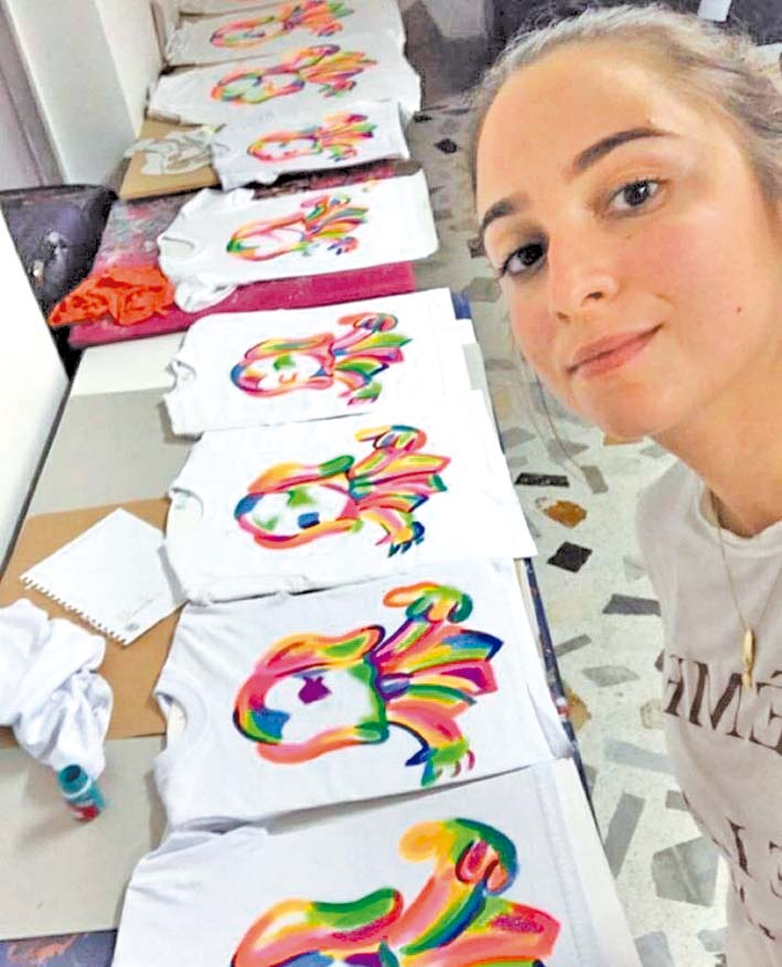La artista y diseñadora Isabella García Mancera creando en su taller.