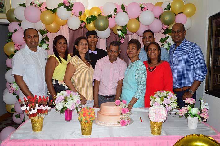 Delia Hernández de Camargo junto a sus hijos Jorge, Zenith, Oscar, Londra, Liliana, Carlos, Alex y Ricardo Camargo.