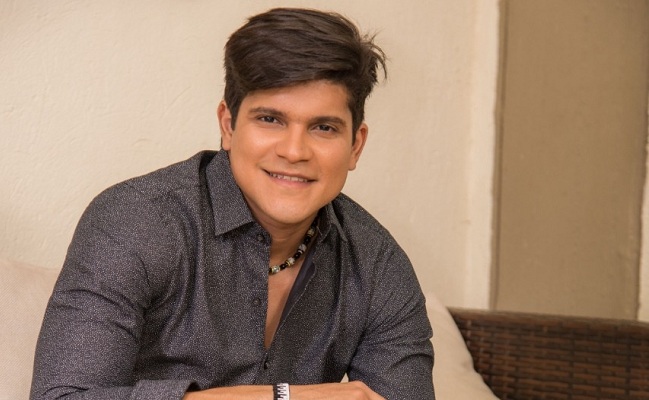 Sneyder Estrada, cantante vallenato, llega con un nuevo cover de “Directo alcorazón”.