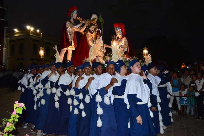 Nazarenos durante la procesión de Semana Santa en Mompox.