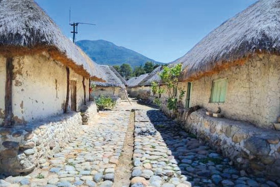Calles empedradas y viviendas autóctonas de los pueblos arhuacos caracterizan a este hermoso pueblo. 