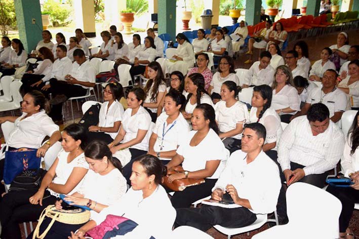 Personal directivo, docente y estudiantes durante la socialización del proyecto ‘Colegios Sostenibles’.