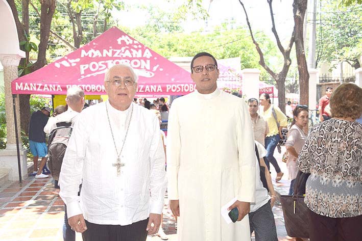 El padre Mario González, director administrativo del CBA, junto a monseñor Luis Adriano Piedrahita, obispo de la Diócesis de Santa Marta.