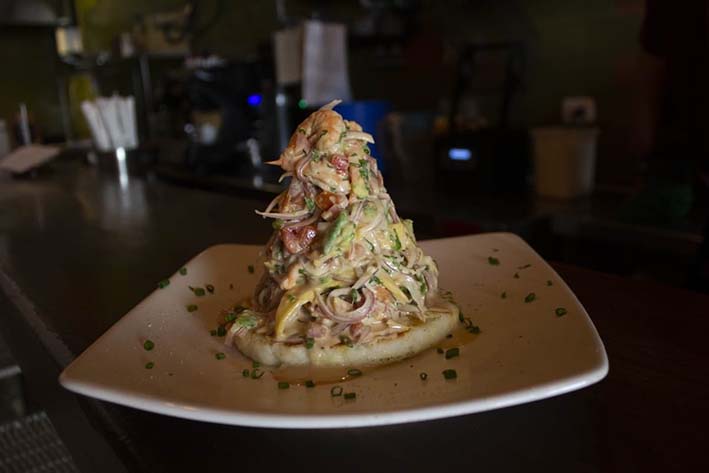 Ceviche de mango, camarones y aguacate sobre una arepa. Plato participante del restaurante Lulo.
