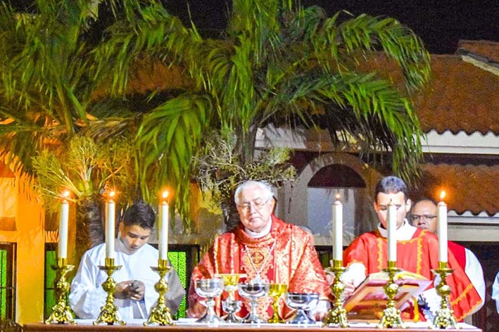 Imagen de la Vigilia Diocesana, en el marco de la celebración del Pentecostés, que se llevó a cabo la noche de este viernes, presidida por monseñor Luis Adriano Piedrahita.