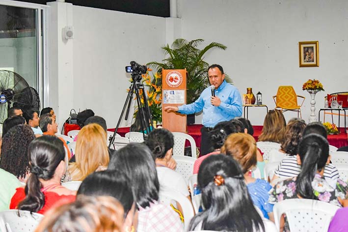 Reinaldo Gómez en su ponencia sobre las dos caras para tener relaciones éxitosas.