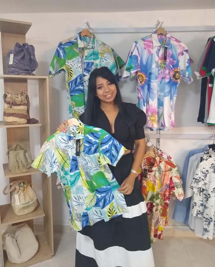 Cindy Zubiría Acosta estuvo presente en la pasada inauguración de la tienda Ivon Buelvas en donde ofrece sus camisas de hombre.