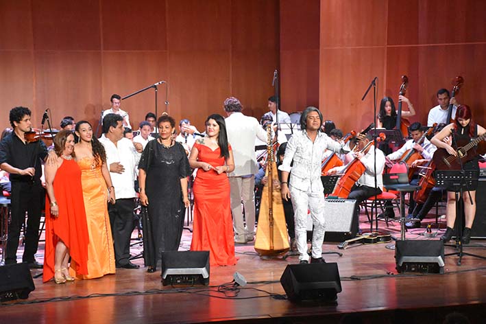 Las Noches de Boleros han inundado el teatro Cajamag de romanticismo y buena música.