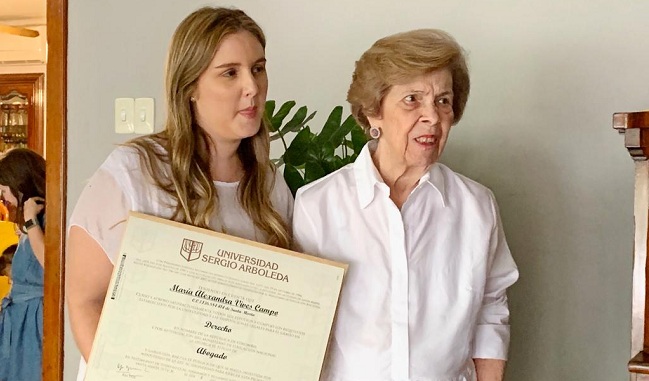 María Alexandra Vives Campo junto a su abuela Rosa Lacouture de Vives.
