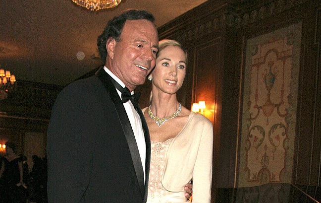 El cantante Julio Iglesias, junto a su esposa, Miranda, durante la cena de gala en la que se entregaron las medallas de oro del Queen Sofía Spanish Institute de Nueva York, que recibieron él mismo, Henry Kissinguer y Beatriz Santo Domingo, y que estuvo presidida por la Reina Sofía. Fotos EFE/Miguel Rajmil