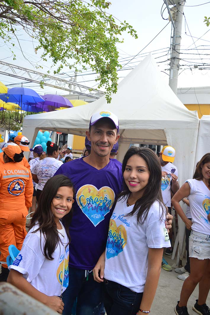 Hernando Ávila junto a sus hijas Gina y Karen Ávila.