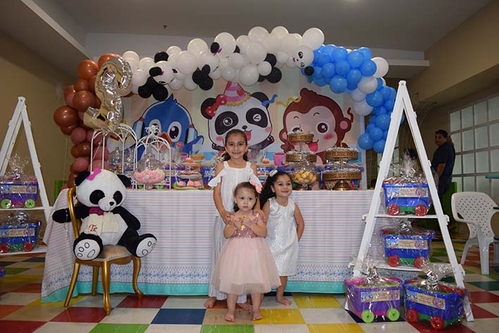 Elena  en compañía de sus hermanas Mariana y Juliana Succar Riaño.