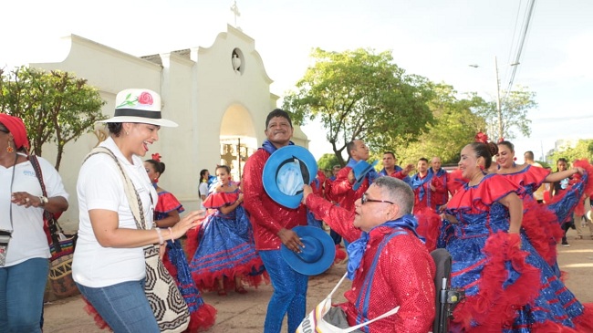 El grupo de danza de la Gobernación del Magdalena desfiló al son de cumbia por las calles de El Banco.