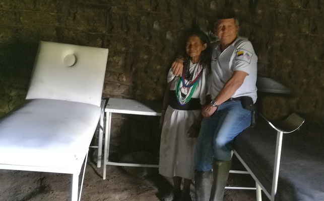 María Agustina Izquierdo Izquierdo hace parte de una casta antigua y sabia.  Heredó este don y, de sus mayores, las enseñanzas de Zatwisuya (sobandera -partera o comadrona-). Visionaria dio un paso adelante, tiene camilla para acupuntura y masajes como también una cama de parto. Acupuntura?  Si, María Elvira, una de sus hijas, es maestra de esta ancestral practica.