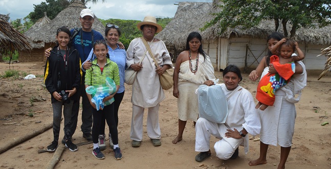 Procedentes de New York Anthony y Elizabeth Cano-Correa con sus hijas Isabela y Sofía en Waniyacka, poblado Kogi, con Mamo Blas Moscote y familia.