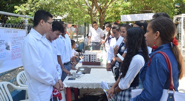 Estudiantes del Colegio La Villa, padres de familia y profesores escucharon uno a uno las explicaciones de los creadores de los proyectos científicos.
