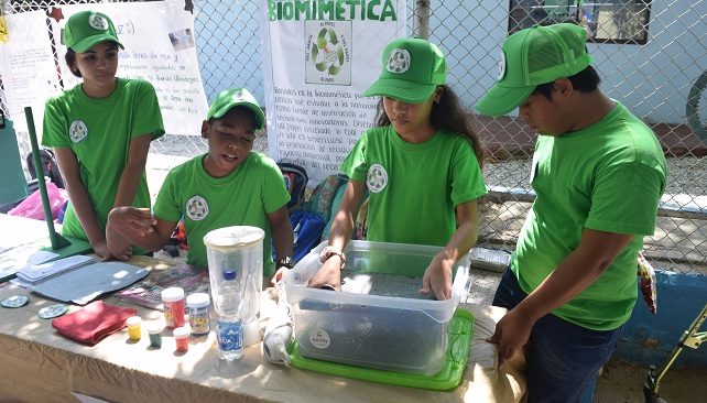 Uno de los proyectos más llamativos fue el de papel reciclable, en el stand los promotores del experimento dieron tips para el cuidado del medio ambiente y enseñaron como es la creación de su proyecto.