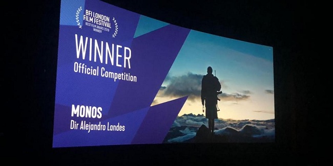 Momento en el que  se revela el premio a mejor película para 'Monos' recibe el premio en el Festival  de Cine de Londres.