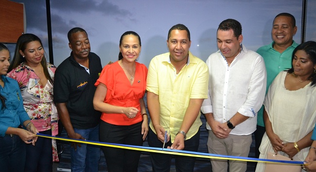 Instantes cuando el alcalde electo de Riohacha, José Ramiro Bermúdez Cotes, cortaba la cinta en señal de inaugurada la oficina de Curazao en Riohacha.