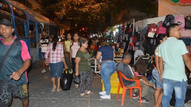 Para esta época del año comienzan a congestionarse los almacenes ubicados en los centros comerciales de la ciudad y en la avenida Campo Serrano (carrera 5).