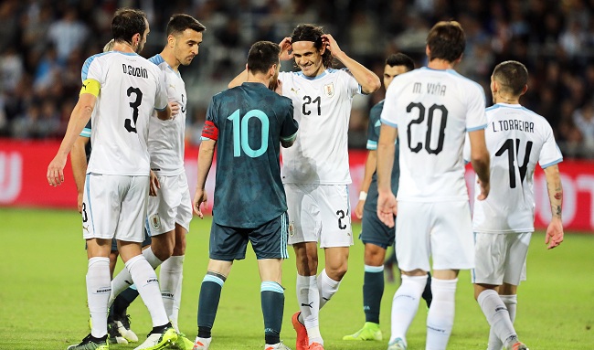 Messi y Edinson Cavani discuten durante el último Argentina-Uruguay, partido amistoso disputado el pasado 18 de noviembre en Tel Aviv. EFE/EPA/ABIR SULTAN