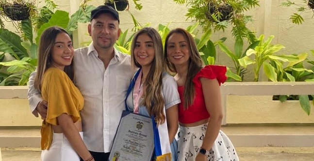 Andrea Carolina Castillo Murgas estuvo acompañada por su hermana Celina Gisella Castillo Murgas, y sus padres Fredy Castillo, líder social de la Sierra Nevada de Santa Marta y Yolima Murgas.