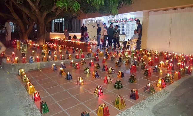 En este día las familias se juntan y encienden velas afuera de sus casas o las cuelgan para trazar el camino por donde pasará la Virgen. Foto referencia.