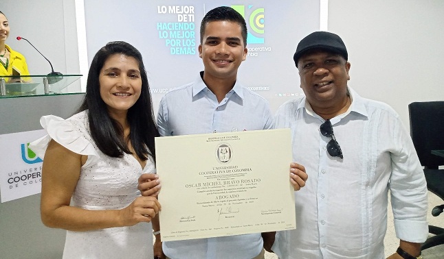 El recién graduado junto a sus padres Mirian Rosado y Oscar Bravo Rojas.