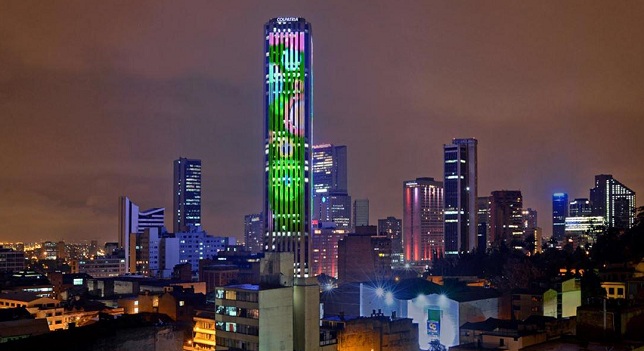 En Bogotá, la Torre Colpatria siendo la estructura simbólica de la ciudad, se viste de luces para esta temporada de fin de año.
