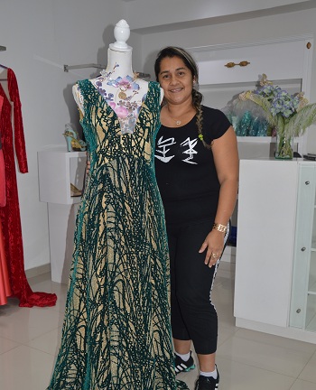 Natalia Amaya con una de sus creaciones, un vestido de gala hecho a medida.